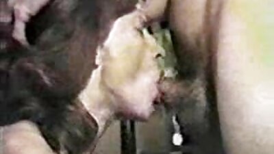 Blondynka pokazuje swoje darmowe sex filmy z mamuskami pożądanie, wsuwając dłoń w jej cipkę