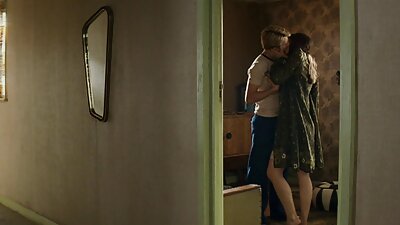 Czarno-biała kobieta spotyka się na łóżku, aby uprawiać sex mamuski po 50 lesbijski seks