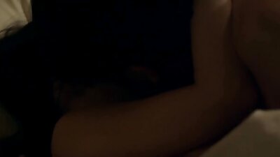 Niegrzeczna stara lesbijka całuje cipki mamusiek swoją brunetkę na łóżku