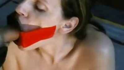 Dziewczyna rozchyla nogi, aby mamuski nago pokazać nam, jak wygląda