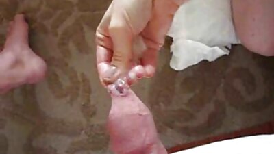 Solo dziewczyna wkłada erotyka mamuski swoją zabawkę erotyczną w swoją ciasną i słodką małą cipkę