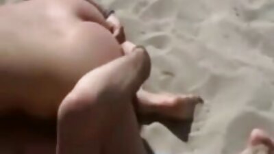 Cycata gwiazda porno pokazuje swoje tatuaże mamuski na plazy podczas ruchania z bliska