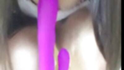 Ruda seks filmy z mamuśkami wkłada wibrator do swojej mokrej i seksownej cipki